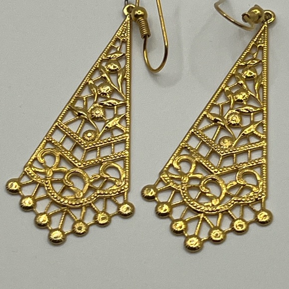 Vintage Metal Stamped Gold Tone Elegant Gold Filigree Earrings - Picture 1 of 4
